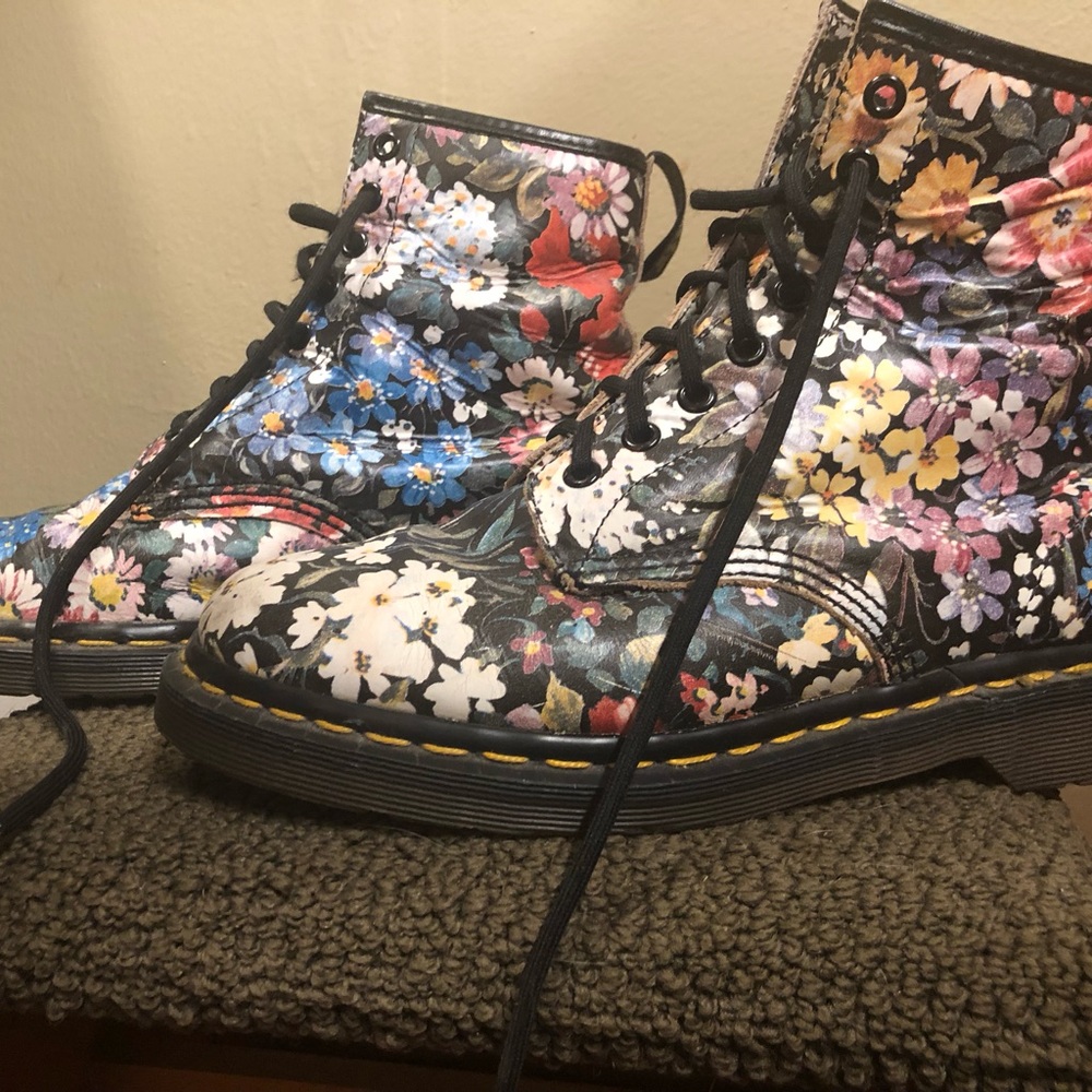 Dr. Marten’s 1990’s Floral Pattern. Women’s US size 8. Cushion Sole. One owner.